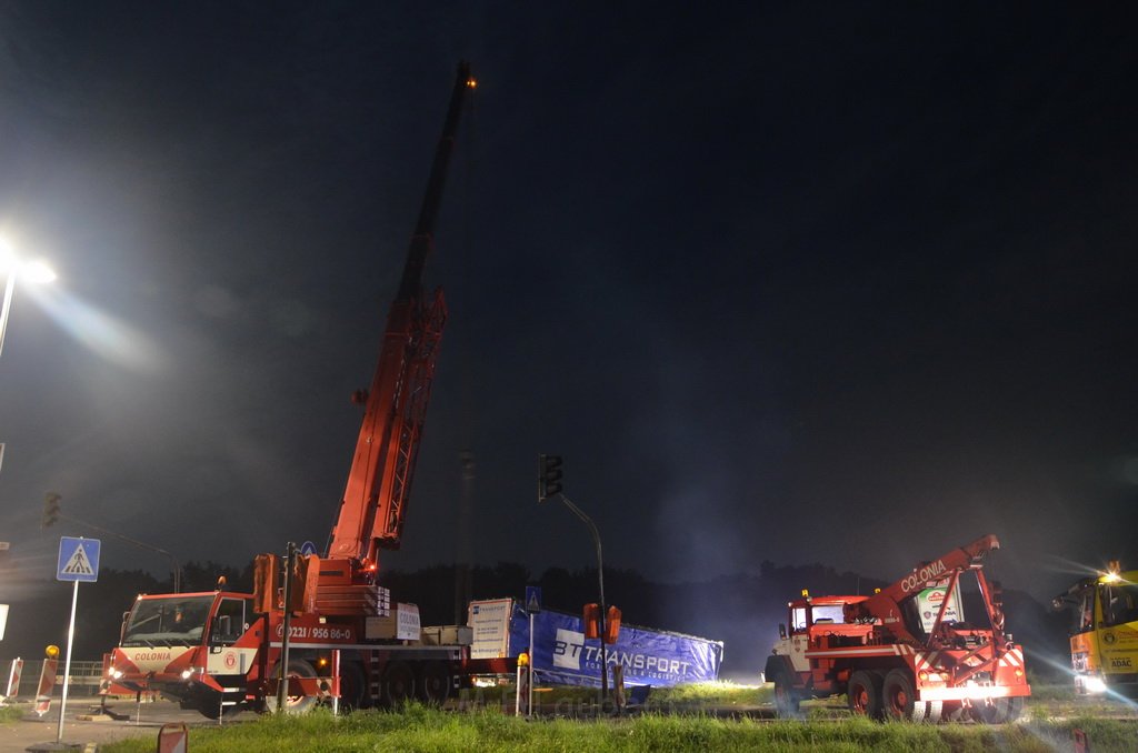 VU LKW umgestuerzt Feldkassel Industriestr Robert Boschstr P246.JPG